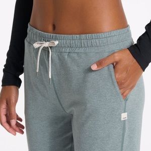 Vuori Performance Jogger in Stormy Heather S